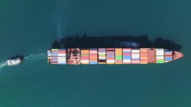 Dar limandaki büyük geminin havadan görüntüsü