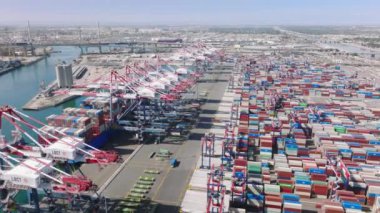 Konteyner Kargo gemisinin lojistik ve taşımacılığı