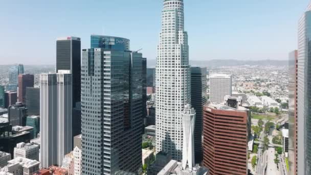 유리 콘크리트 건축 건물에 있는 사무실들을 생생하게 살펴봄 — 비디오