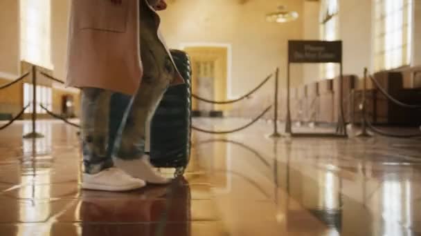Affärskvinna promenader med resväska på hjul med buss, tunnelbana eller järnvägsstation — Stockvideo