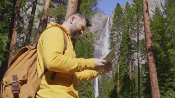 Biały mężczyzna wędruje po szlaku spokojnej, wysokiej elewacji z wodospadem Yosemite — Wideo stockowe