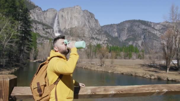 Voyageur satisfait Guy se tient dans un endroit pittoresque, regarde la nature cinématographique 6K — Video