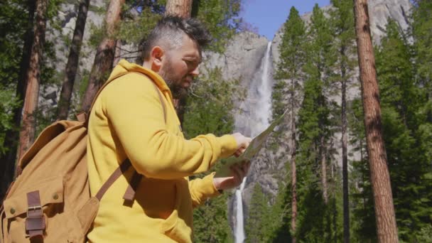 ヨセミテ自然景観に立つ観光バックパック付きの旅行男, REDカメラ — ストック動画