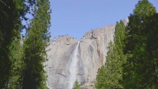 Naturskönt klart vatten av smältande isglaciärer, Filmisk Yosemite-dal — Stockvideo