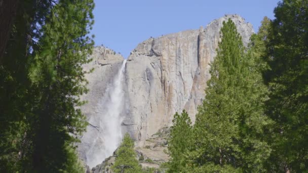 Filmisk dolly slow motion skott av Yosemite Valley vattenfall Nordamerika — Stockvideo