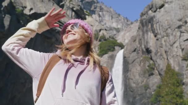 Вільні люди в горах Концепція, щаслива мандрівниця в Йосемітському водоспаді — стокове відео