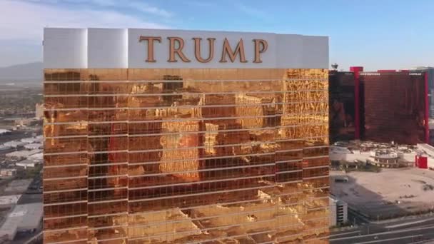 Glanzend gouden Trump resort hotel met epische Las Vegas stad reflectie achtergrond — Stockvideo