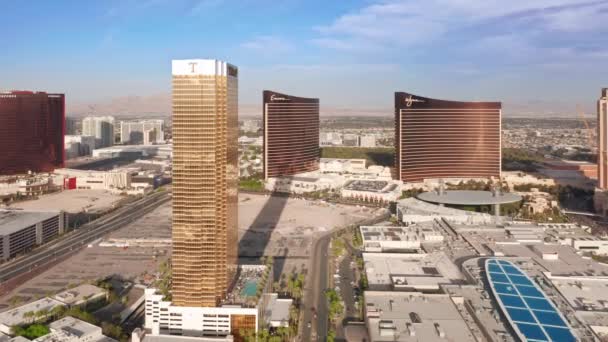 Impressive shiny golden Trump hotel with Encore and WYNN hotels on background 4K — Stock Video
