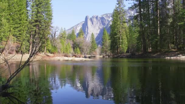 Katedrála Skály v Yosemitském údolí odrážející se v Merced River s ledovcovou vodou — Stock video