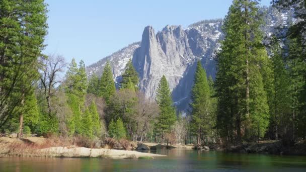 Yosemite Vadisi 'ndeki Sinema Katedrali Kayalıkları Ulusal Park, Yeşil Orman Manzarası — Stok video