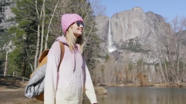 Повільний рух розслаблена жінка насолоджується долиною Йосеміті з водоспадом, річка Мерсед — стокове відео