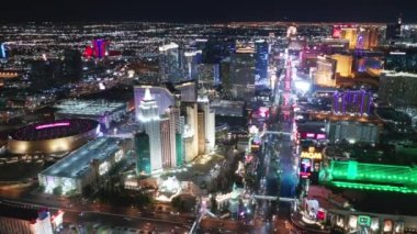 Geceleri Özgürlük Heykeli 'nin aydınlatıldığı sinematik New York Oteli