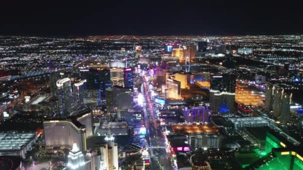 Aerial cinématographique de l'hôtel pittoresque de New York, station moderne cosmopolite, Las Vegas — Video