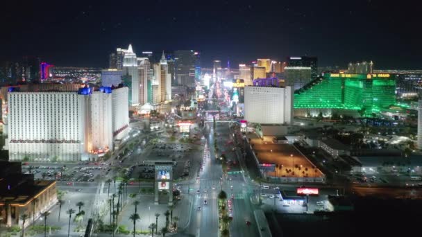 Cinematic luchtfoto neon city lights met Excalibur, New York en MGM Grand hotels — Stockvideo