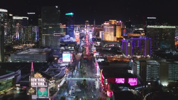 Traffico notturno movimentato cinematografico, illuminazione notturna Cosmopolitan resort Las Vegas — Video Stock