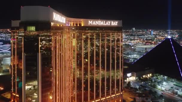 Incrível dourado Mandalay Bay resort de luxo e Luxor Pyramid hotel com Sphinx 4K — Vídeo de Stock