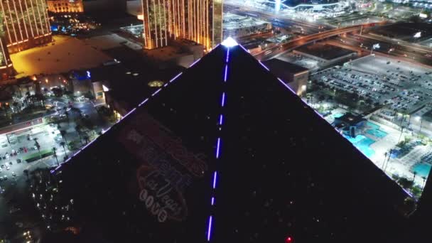 Overhead aerial Luxor hotel Pyramid building, bright light beam into night sky — 비디오