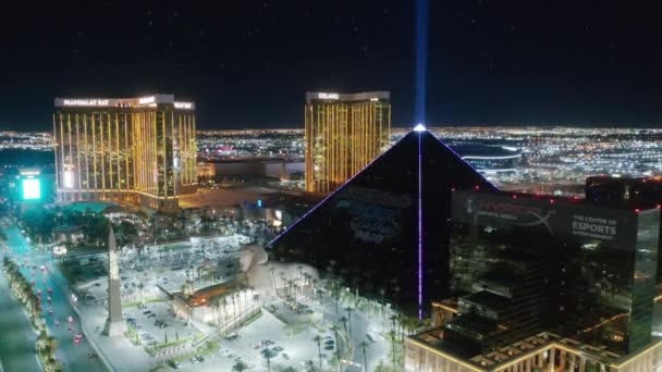 Landschaftlich reizvolles Luxor Pyramidenhotel mit Lichtstrahl, der in der Nacht hell leuchtet Las Vegas — Stockvideo