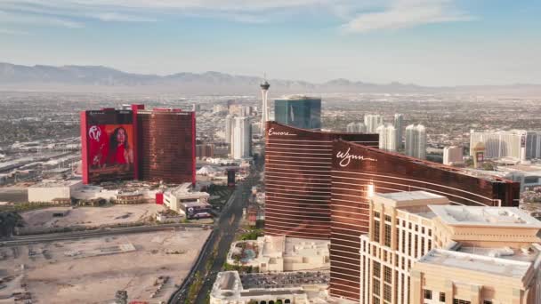 Vista aérea panorâmica no mundialmente famoso WYNN 5 estrelas resort em luz de hora dourada 4K — Vídeo de Stock