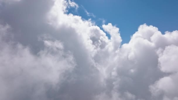 Conceptul Paradisului, imagini peisaj natural 4K, Nori albi aerieni cinematici — Videoclip de stoc