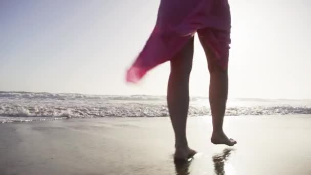 Жінка гуляє на пляжі на заході сонця, червона камера знімає жінку на березі моря 6K — стокове відео