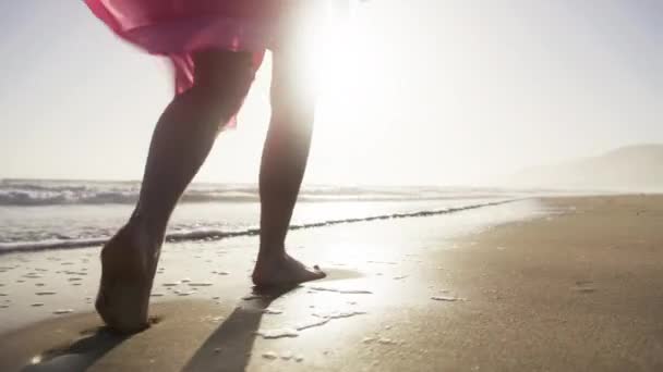 Slow motion vrouw voeten lopen op blote voeten door het strand bij gouden zonsondergang, toerisme Verenigde Staten — Stockvideo