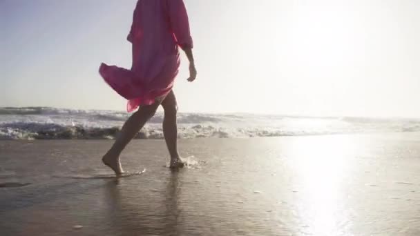 Κινηματογραφικό χρυσό ηλιοβασίλεμα στην παραλία του Μαλιμπού, ΗΠΑ έννοια τουρισμού, Γυναίκα στην παραλία 6K — Αρχείο Βίντεο