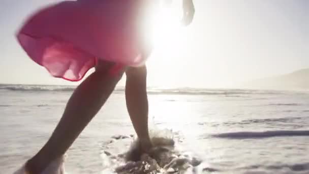 Touriste féminine en vacances d'été à Malibu Californie USA, Femme en robe rose — Video