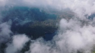 Hareketli bulutlar B Roll Görüntü Bulutu manzaralı mavi göl, 4K hava durumu