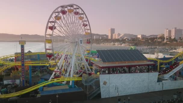 Scenic Los Angeles pretpark 4K Luchtfoto van de beroemde Santa Monica Pier zonsondergang — Stockvideo