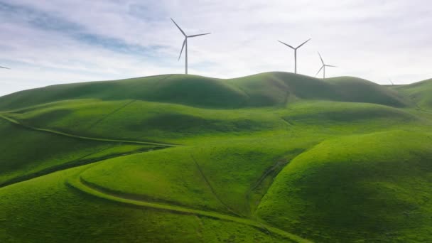 Ветряные мельницы, генерирующие электрическую энергию эпической воздушной устойчивой энергии ветра — стоковое видео
