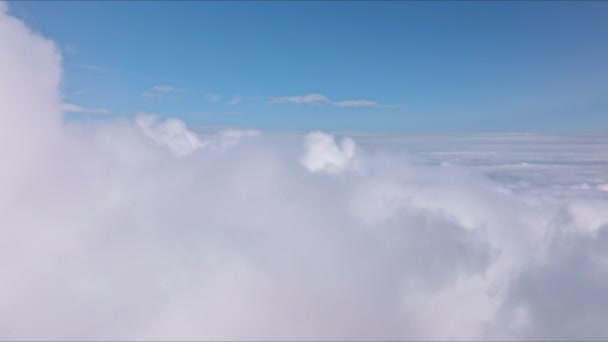 Resimli zaman hızlandırılmış beyaz kabarık bulutlar açık mavi gökyüzünde yavaşça hareket ediyor 4K — Stok video