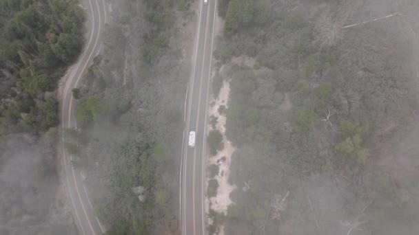 Vista aérea de cima para baixo acima da estrada serpentina de montanha com ônibus de veículo branco RV 4K — Vídeo de Stock