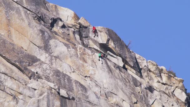 Jonge fitte man in fel rood jack lood rots klimmen op sport route, RED camera — Stockvideo