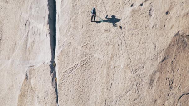 夏天在外面攀岩时，女子登山在红色6K上拍摄 — 图库视频影像