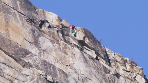 男子爬上El Capitan山，探险旅游红色镜头 — 图库视频影像