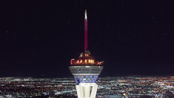 Aérea cinematográfica la torre STRAT con paseos en la cubierta de observación, vistas de Las Vegas — Vídeo de stock