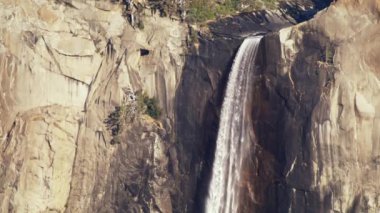 Yosemite su damlacıklarıyla suyu tepeden tırnağa takip eden kırmızı kamera.
