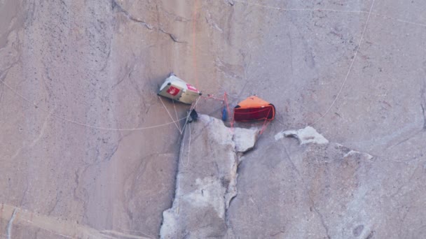 Deployable hanging tent system for rock climbers to spend night on wall climb — Stock video
