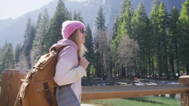 Woman hiker, hiking backpacker traveler camper in Yosemite mountain forrest RED — Stok video