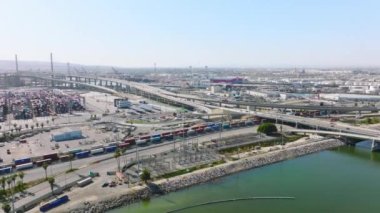 Renkli konteynırları olan büyük uluslararası terminal