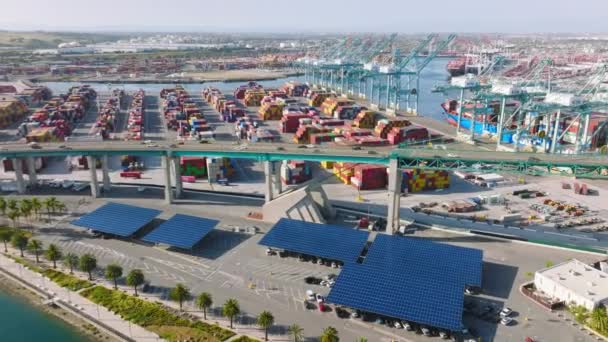 Vue panoramique du paysage industriel avec grand port de mer en arrière-plan — Video