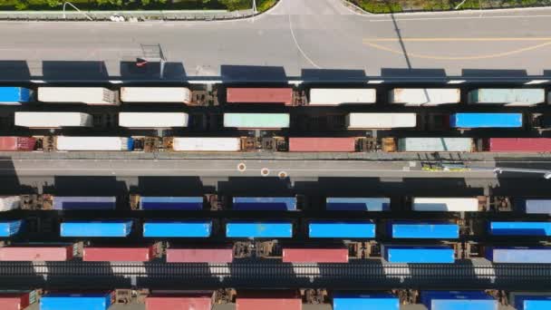 Luchtfoto 's van kleurrijke containers die langs het spoor bewegen — Stockvideo