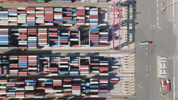 Abstracte bovenaanzicht vanuit de lucht van industriële havencontainers en vrachtwagens — Stockvideo