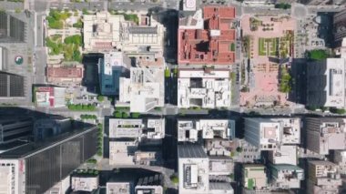Hava manzaralı caddeler, bankalar binalar Los Angeles şehir merkezinde gökdelenler 4K