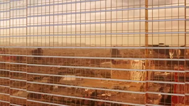 Lélegzetelállító fényes arany üveg felhőkarcoló épület közelkép antenna napsütéses napon — Stock videók