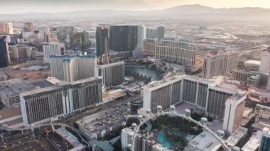 Las Vegas STRIP trafiği, renkli ticari araçlar otel binaları, Hava Akşamları