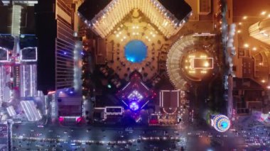 Parlak mavi havuz ve Paris Kumarhanesi 'ndeki Eyfel Kulesi' nin yukarıdan görünüşü