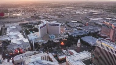 Mirage Otel ve Kumarhanesi 'nde volkanik yangın gösterisi. Altın gün batımı 4K
