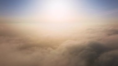 4K Zaman aşımı. Muhteşem bulutların üzerinde altın güneş ışığı ile görkemli gün doğumu.
